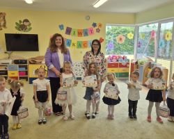 dzieci i nauczyciele podczas uroczystości zakończenia roku szkolnego