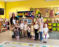 dzieci i nauczyciele podczas uroczystości zakończenia roku szkolnego