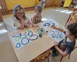 dzieci podczas zajęć doskonalących motorykę małą