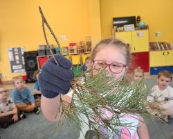 dzieci podczas zajęć doskonalących motorykę małą