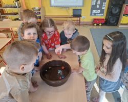 dzieci podczas zajęć doskonalących motorykę małą