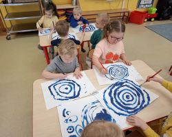 dzieci podczas zajęć doskonalących motorykę małą