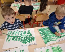 dzieci podczas zajęć doskonalących motorykę małą