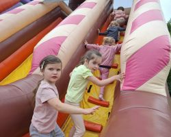 dzieci podczas obchodow dnia dziecka