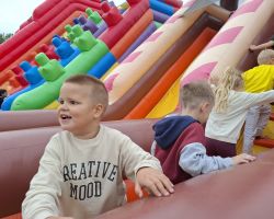 dzieci podczas obchodow dnia dziecka