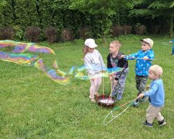 dzieci podczas obchodow dnia dziecka