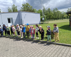 dzieci i rodzice podczas zawodów sportowych