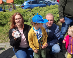 dzieci i rodzice podczas zawodów sportowych