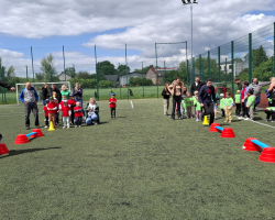 dzieci i rodzice podczas zawodów sportowych