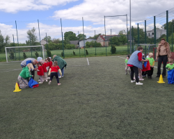 dzieci i rodzice podczas zawodów sportowych