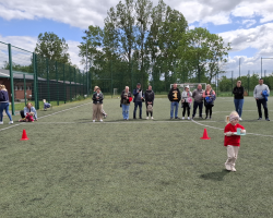 dzieci i rodzice podczas zawodów sportowych