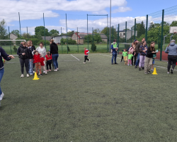 dzieci i rodzice podczas zawodów sportowych