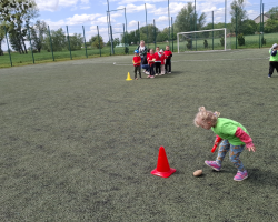 dzieci i rodzice podczas zawodów sportowych