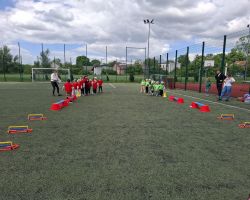 dzieci i rodzice podczas zawodów sportowych