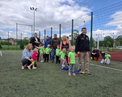 dzieci i rodzice podczas zawodów sportowych