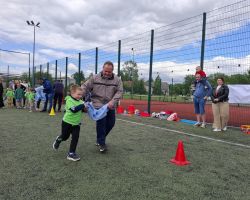 dzieci i rodzice podczas zawodów sportowych