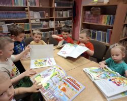 dzieci podczas zajęć czytelniczych w bibliotece