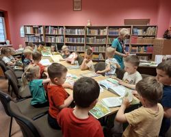 dzieci podczas zajęć czytelniczych w bibliotece