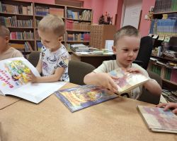 dzieci podczas zajęć czytelniczych w bibliotece