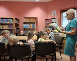 dzieci podczas zajęć czytelniczych w bibliotece