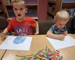 dzieci podczas zajęć czytelniczych w bibliotece