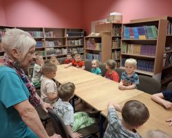 dzieci podczas zajęć czytelniczych w bibliotece