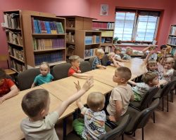 dzieci podczas zajęć czytelniczych w bibliotece