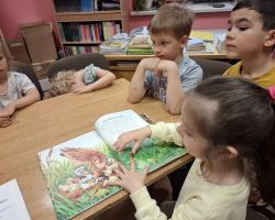 dzieci podczas zajęć czytelniczych w bibliotece