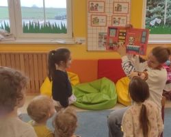 dzieci i rodzice podczas głośnego czytania literatury dziecięcej