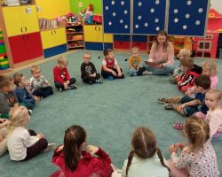 dzieci i rodzice podczas głośnego czytania literatury dziecięcej