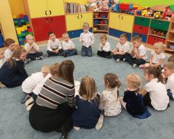 dzieci i rodzice podczas głośnego czytania literatury dziecięcej