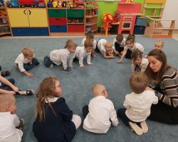 dzieci i rodzice podczas głośnego czytania literatury dziecięcej