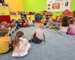 dzieci i rodzice podczas głośnego czytania literatury dziecięcej