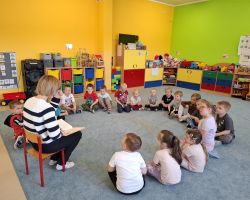 dzieci i rodzice podczas głośnego czytania literatury dziecięcej