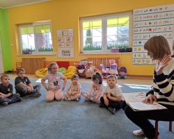 dzieci i rodzice podczas głośnego czytania literatury dziecięcej