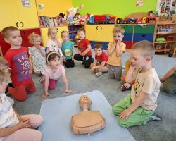 dzieci podczas nauki resuscytacji