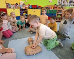 dzieci podczas nauki resuscytacji