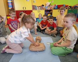 dzieci podczas nauki resuscytacji