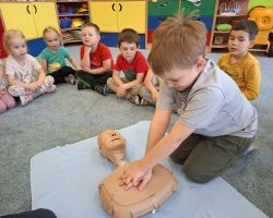 dzieci podczas nauki resuscytacji