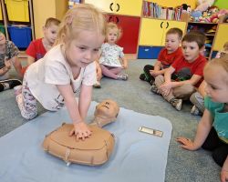 dzieci podczas nauki resuscytacji