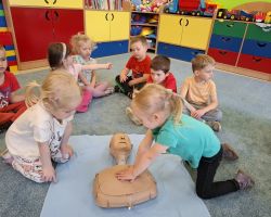 dzieci podczas nauki resuscytacji