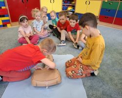 dzieci podczas nauki resuscytacji