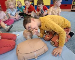 dzieci podczas nauki resuscytacji