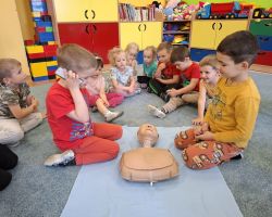 dzieci podczas nauki resuscytacji