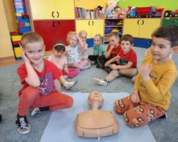 dzieci podczas nauki resuscytacji