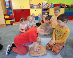 dzieci podczas nauki resuscytacji