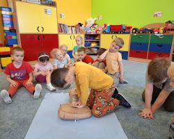 dzieci podczas nauki resuscytacji