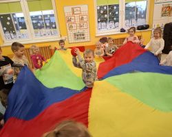 dzieci podczas zabawy chustą animacyjną