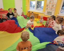 dzieci podczas zabawy chustą animacyjną