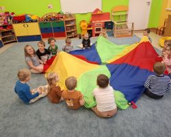 dzieci podczas zabawy chustą animacyjną